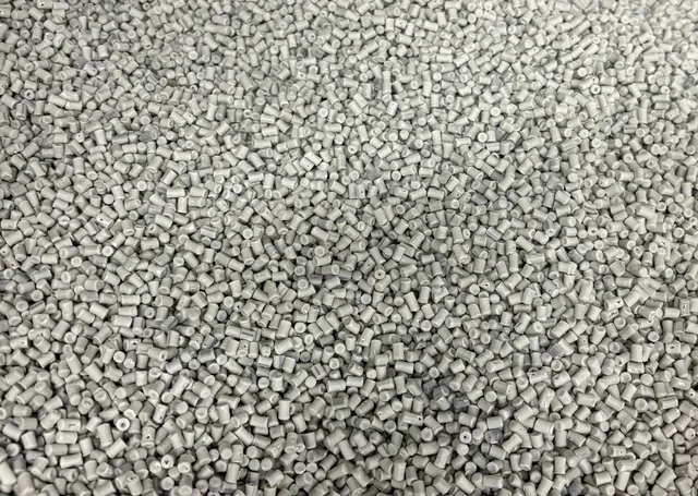 Black/grey recycled copolymer polypropylene pellets
